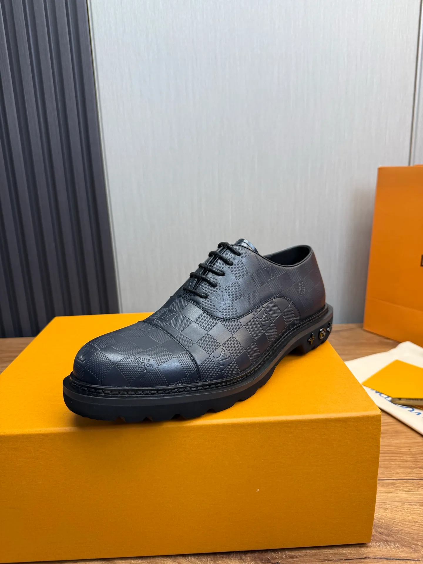Men's shoes 💰900💰 LV. Men's casual lace-up leather shoes, the latest hot style 🔥 1:1 original purchase quality, top quality goods ⬆️The upper is imported open-edge beaded cowhide, cowhide, and cow suede. The hand-made three-dimensional stitching highlights the round toe design. The inner foot pads are all imported cowhide, with the original wear-resistant foam outsole, matching code 39-44, (38, 45 custom-made, non-refundable)